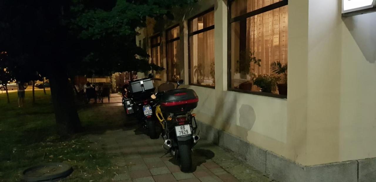 Mon Cheri Drobeta Turnu Severin Exterior foto